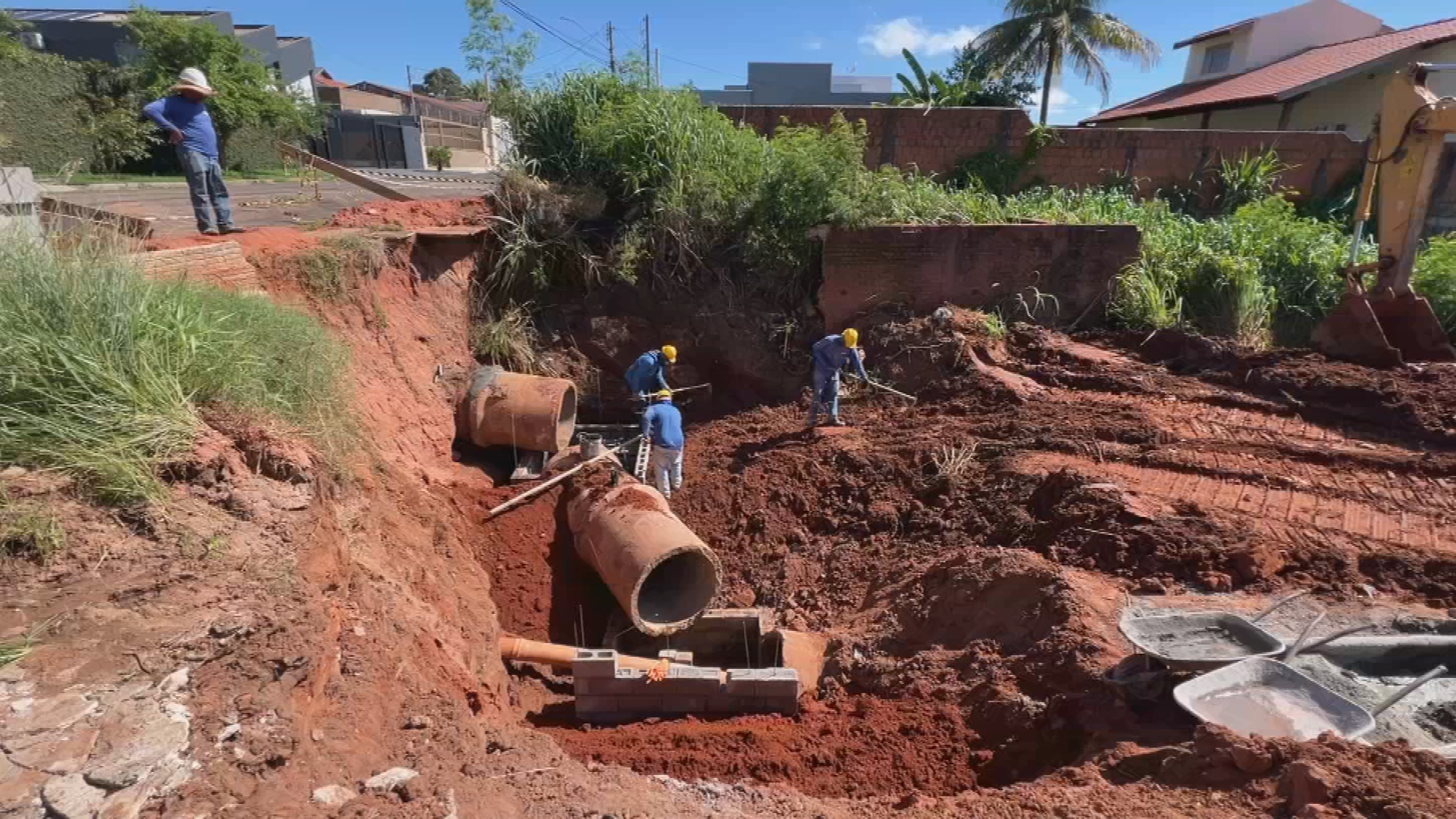 Cratera de 10 metros ameaça estrutura de casas há um ano em bairro de Marília