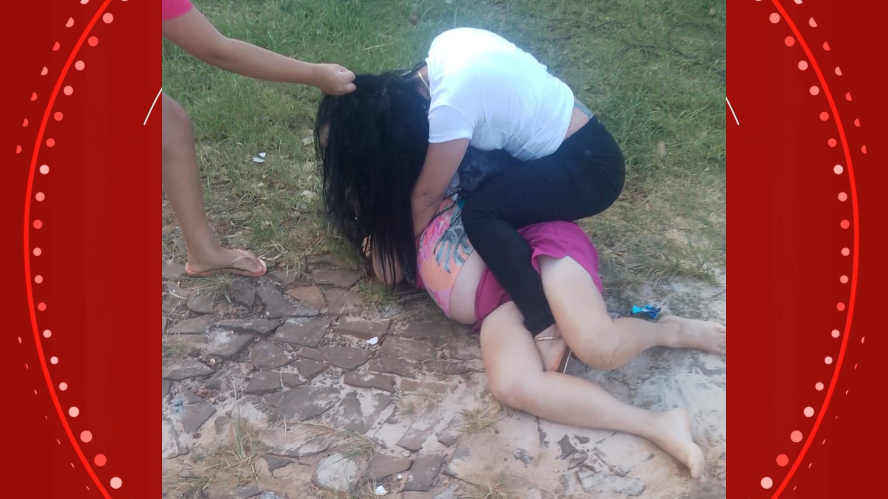 Criança filma mãe sendo espancada por outra mulher no meio da rua; vítima morreu horas dep