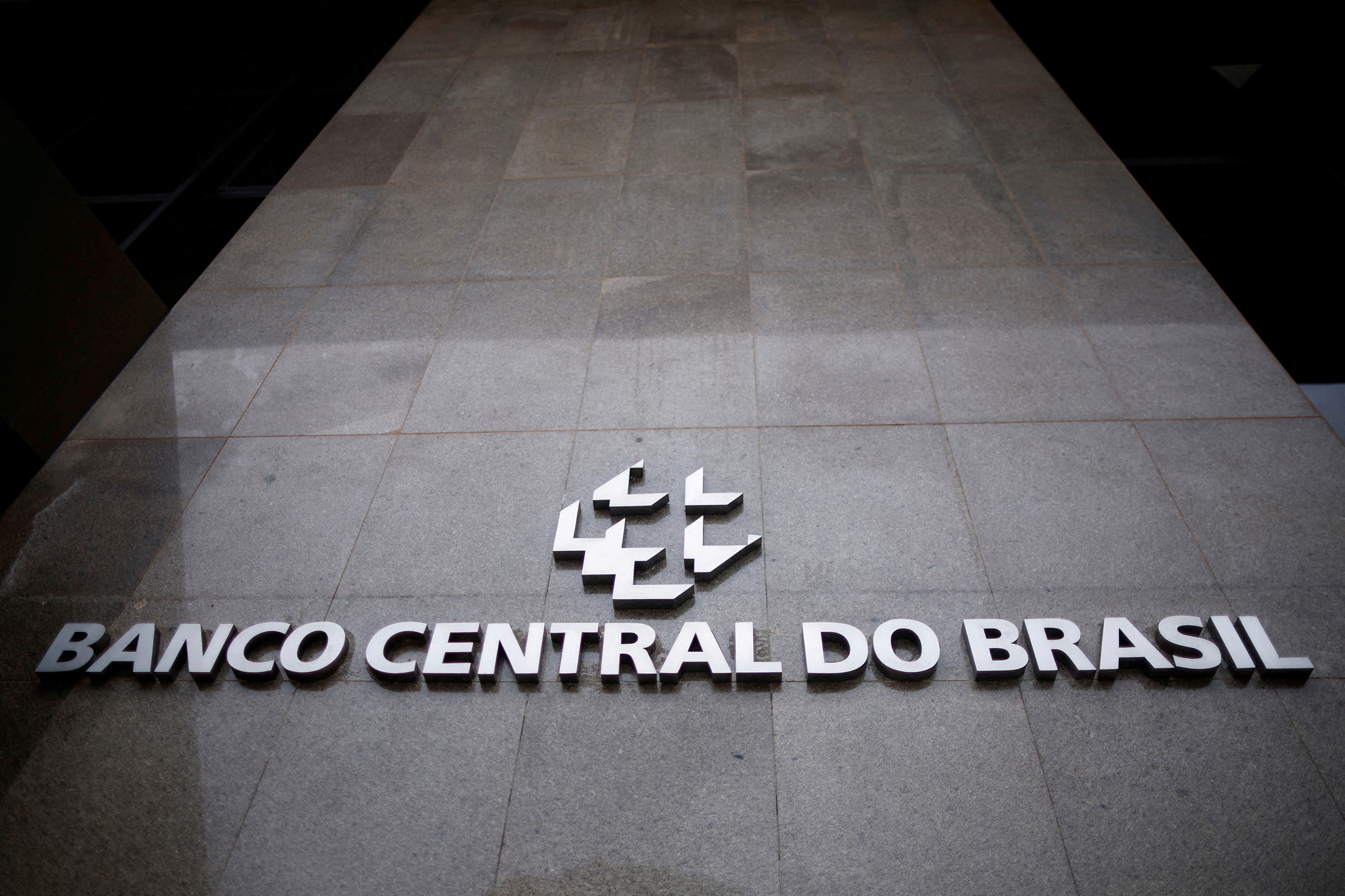 Crise Econômica: Acordo de Paz entre EUA e Irã pode Encurvar Selic
