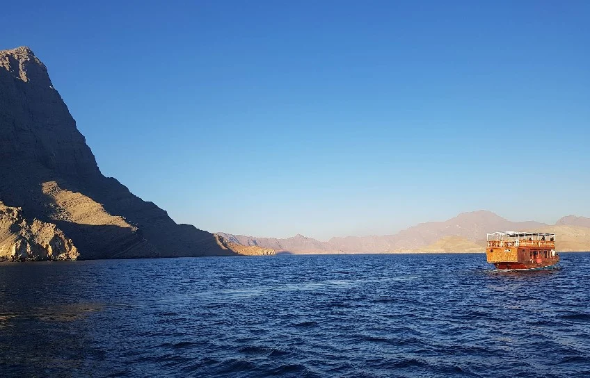 Crise Global: Irã Fecha Estratégico Estreito de Ormuz após Ataque