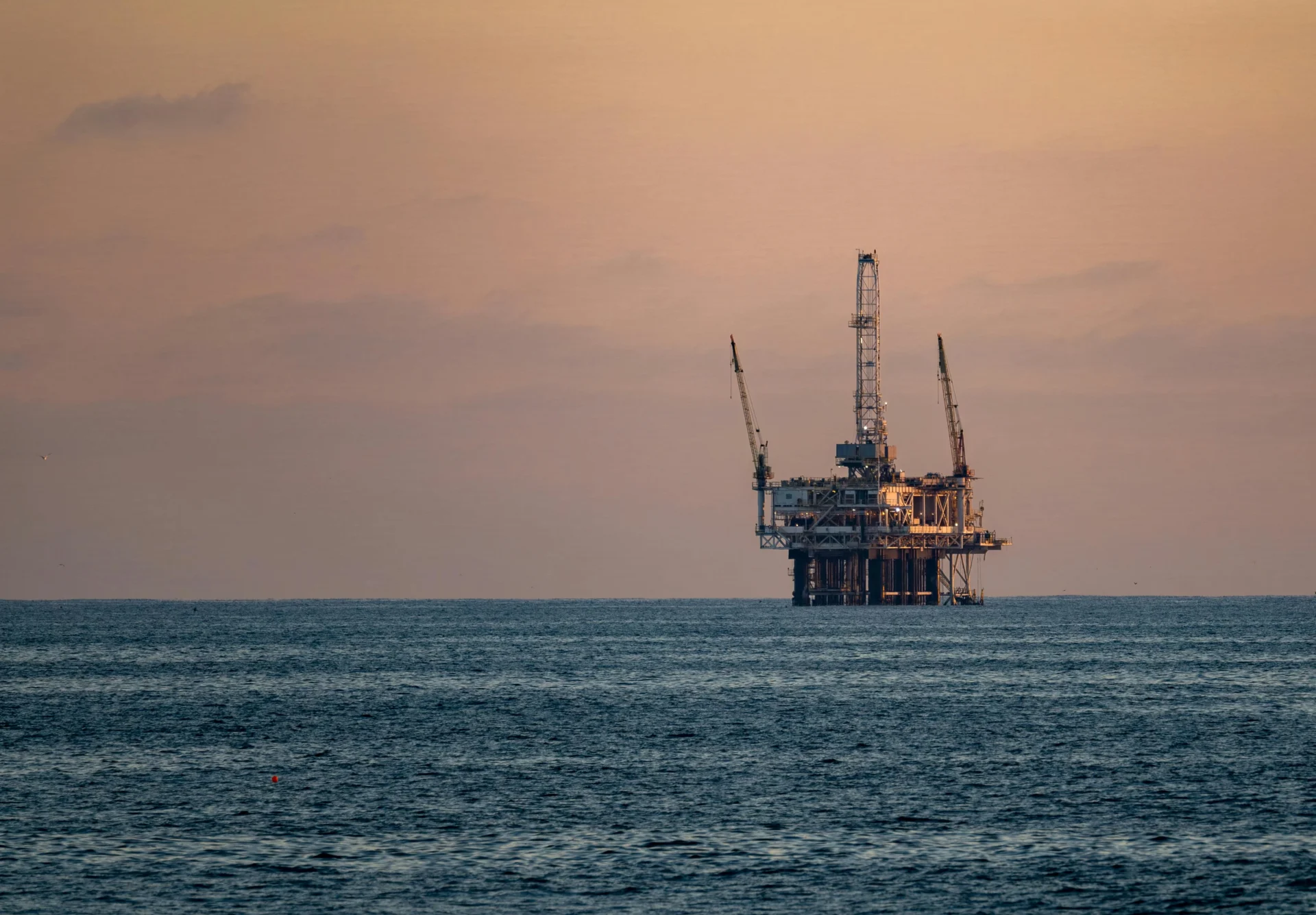 Crise no Irã: EUA Libera 172 Milhões de Barris de Petróleo Para Conter Alta de Preços