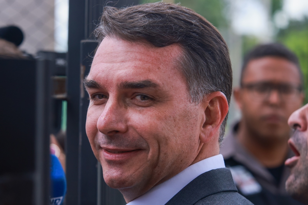 Cúpula bolsonarista fala em Jair e Eduardo como ministros de Flávio