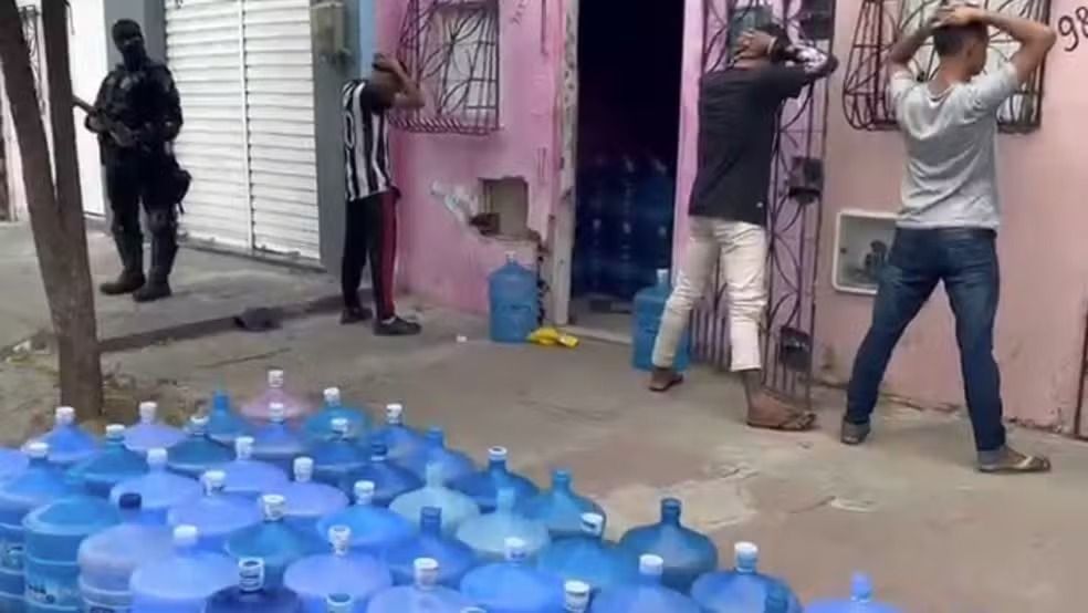 CV tenta dominar venda de água mineral em cidade do Ceará; dez são presos