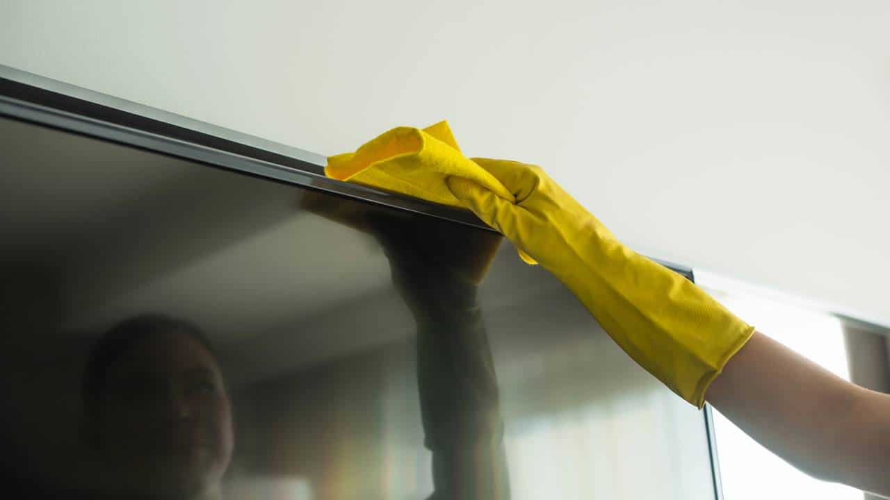 Dê um Novo Fôlego à Sua TV: Truque Simples para Limpar sem Riscar
