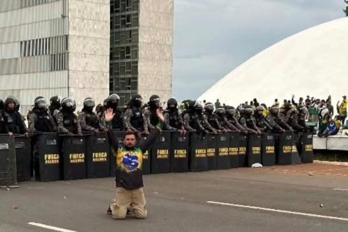 Decepcionado com Milei, paulista foragido do 8/1 busca exílio no Chile