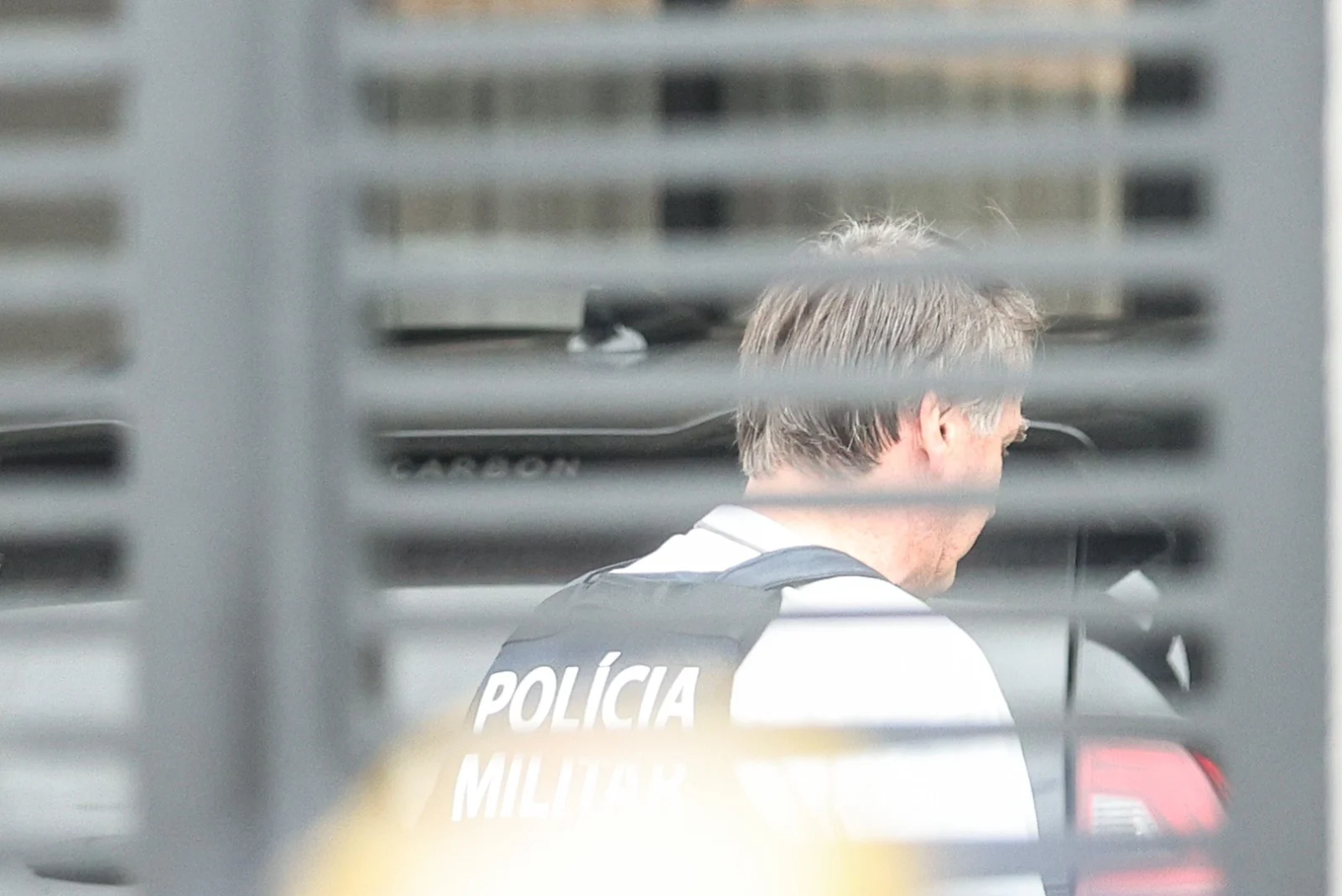 Decisão de Moraes: Visita de Filhos de Bolsonaro na Prisão Domiciliar Continua Restrita