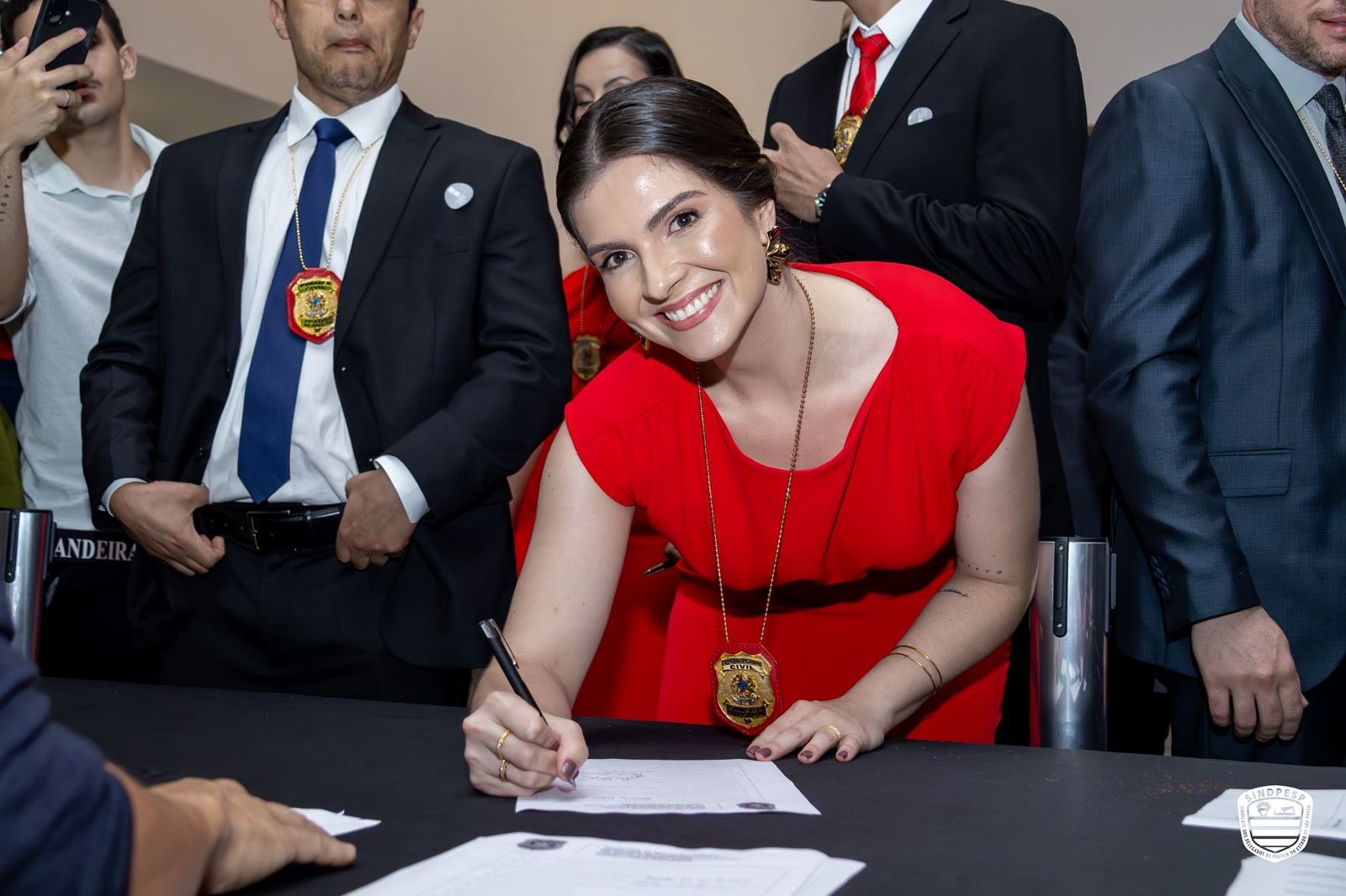 Delegada recém-formada sofre ataques machistas nas redes sociais após publicar foto de cer