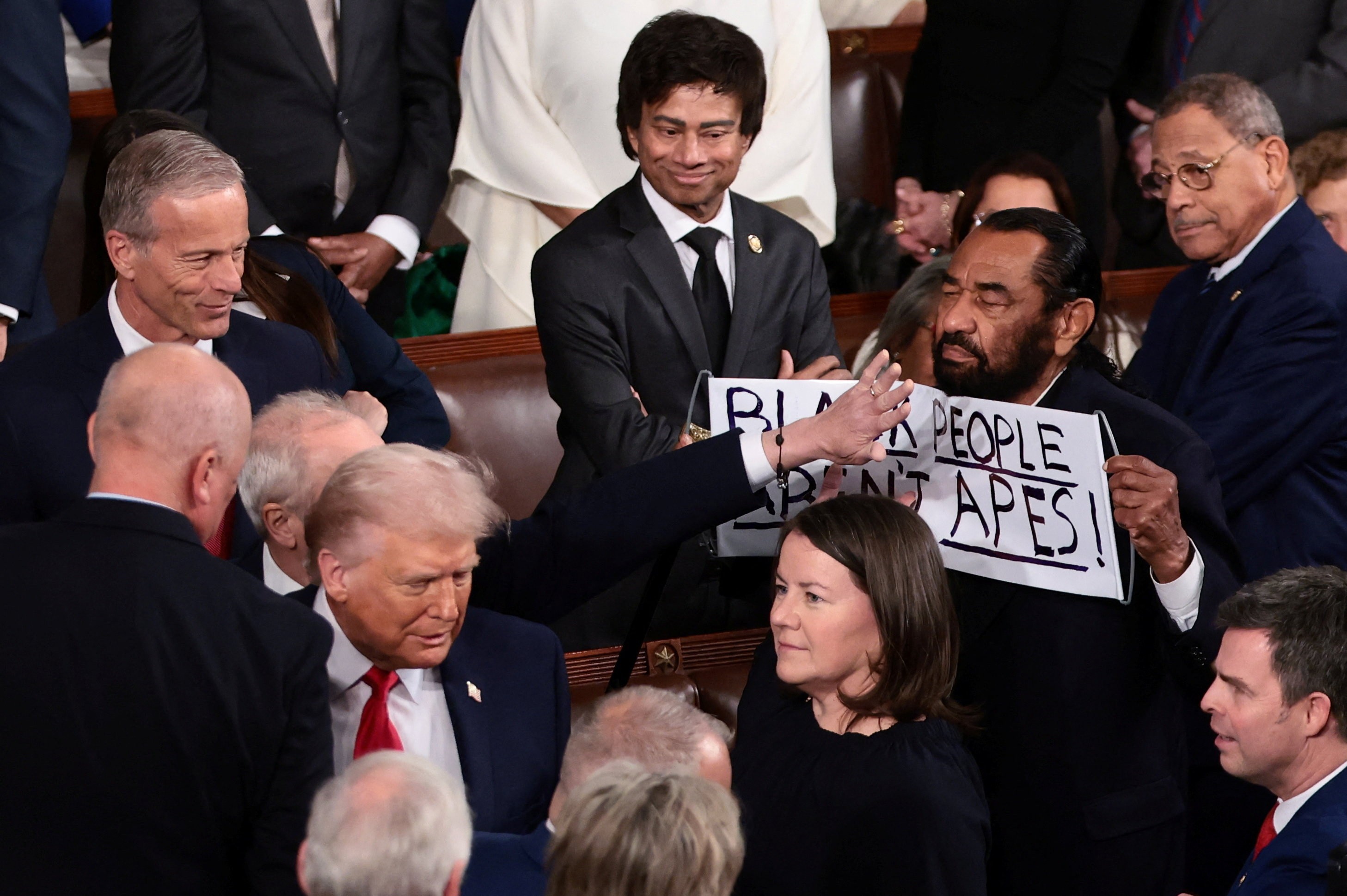 Deputado Democrata Expulso por Protestar contra Trump em Discurso