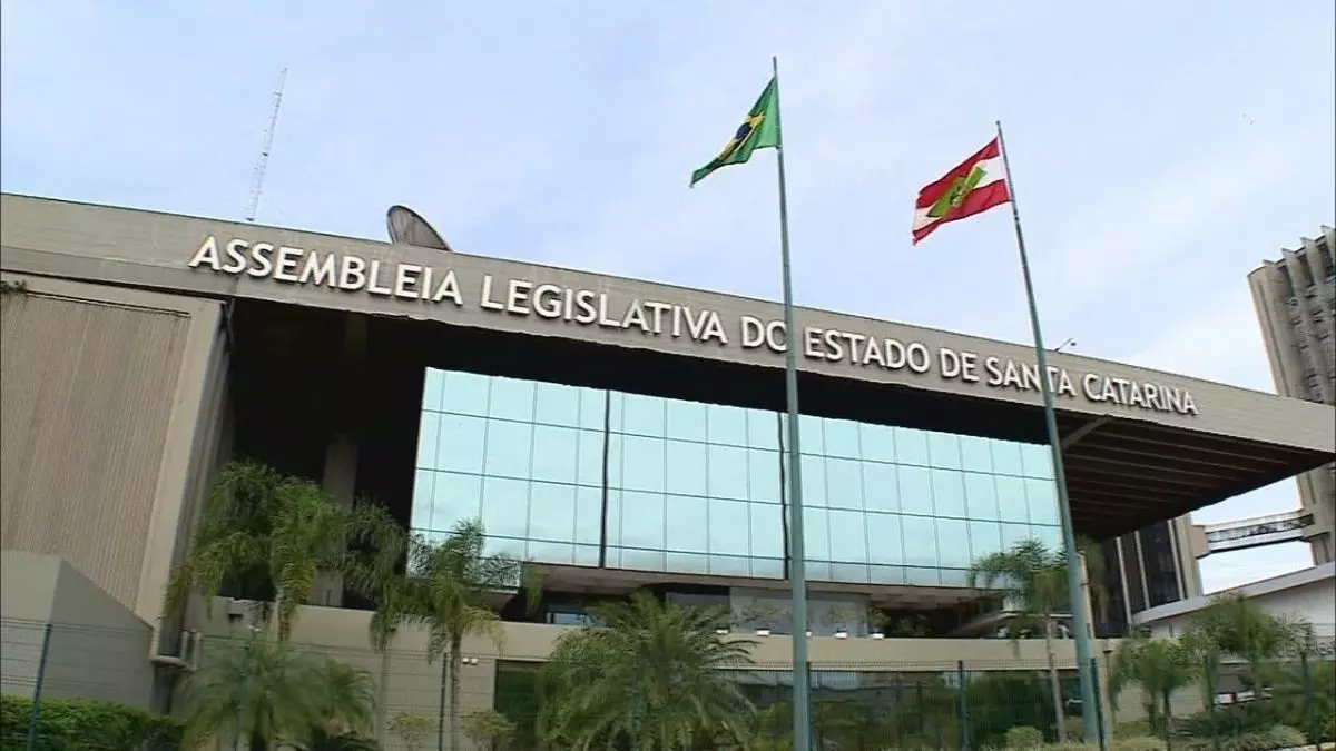 Deputados de SC Recebem R$ 135.335,11 por Mês para Usar Próprio Carro em Atividades Parlamentares