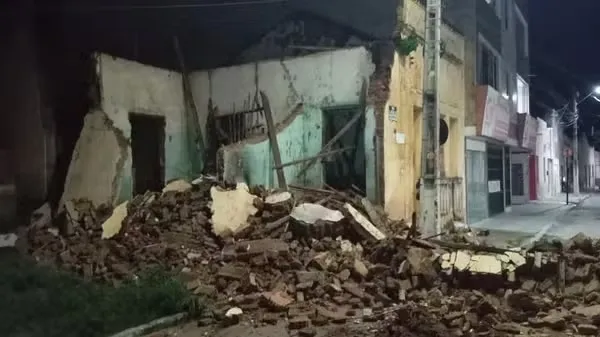Desabamento de Casa Abandonada em Mombaça, Ceará: Imagens Chocantes