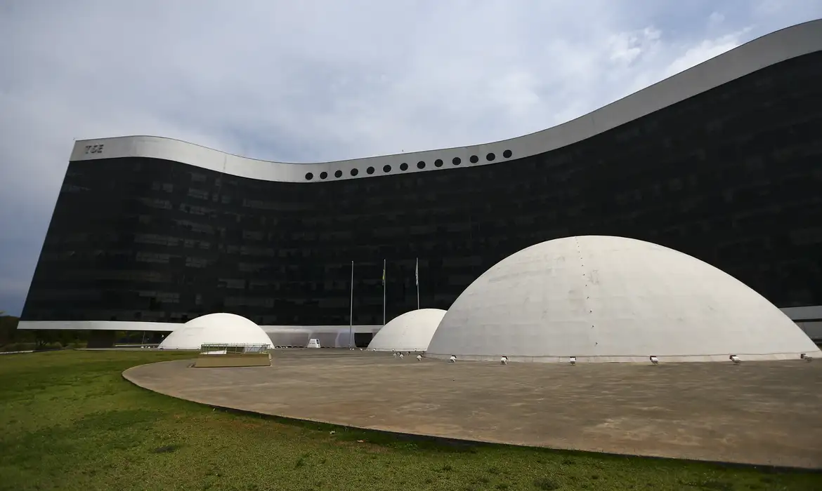Desafio de Inteligência Artificial: Prevenindo Fake News nas Eleições 2026