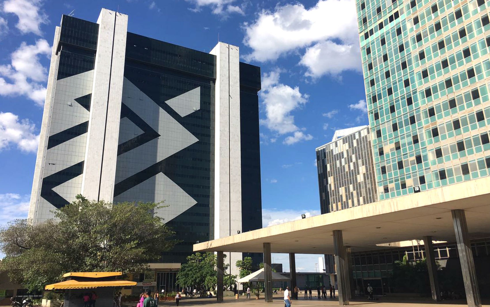 Desafios Econômicos: Calote Bilionário do Banco do Brasil e Aumento da Inadimplência