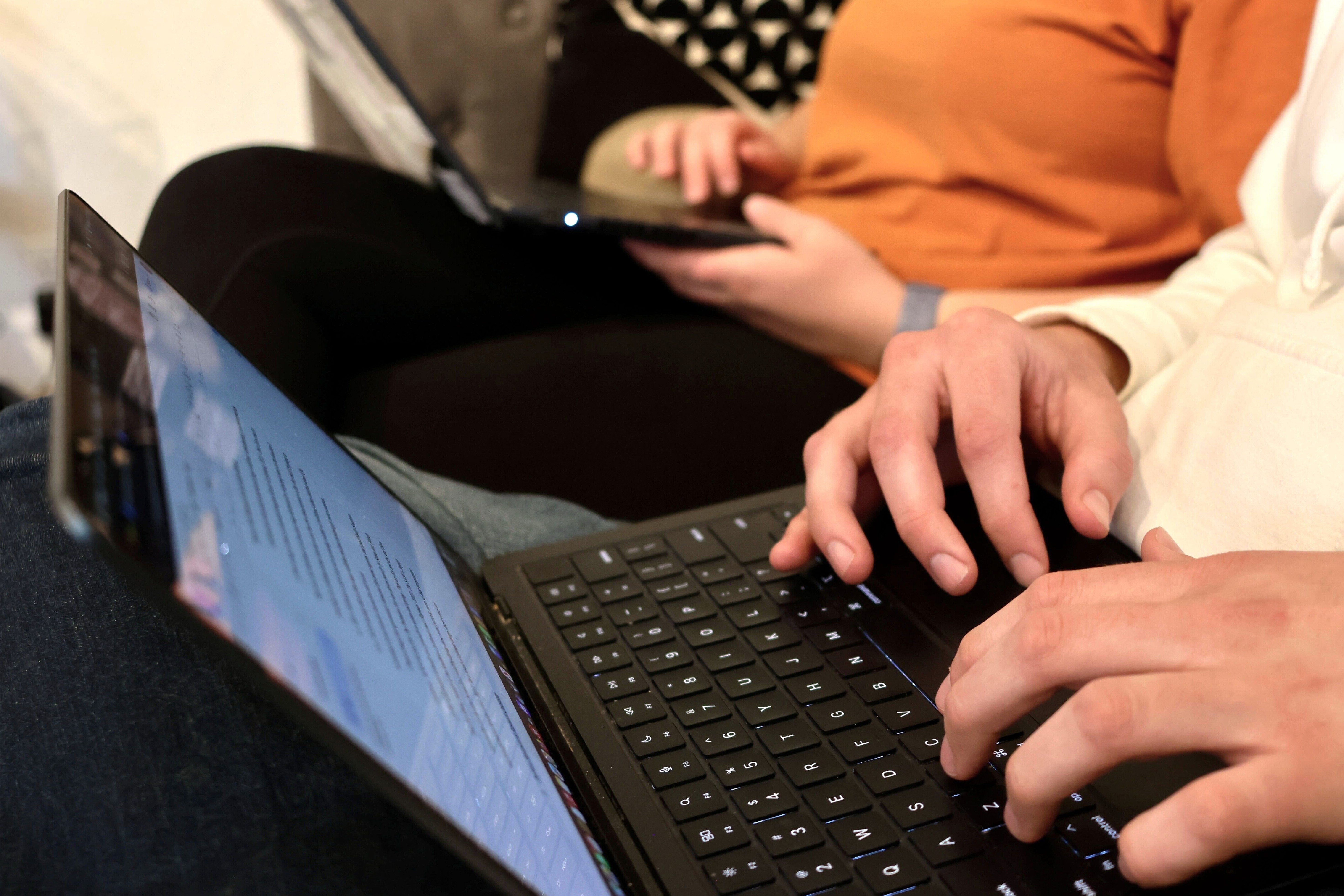 Desemprego entre jovens aumenta no Brasil com o home office: É mais problema do que a IA?