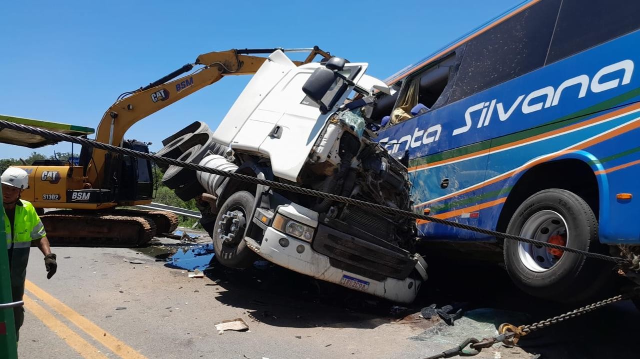 Dois passageiros seguem internados após acidente com 11 mortos entre ônibus e...
