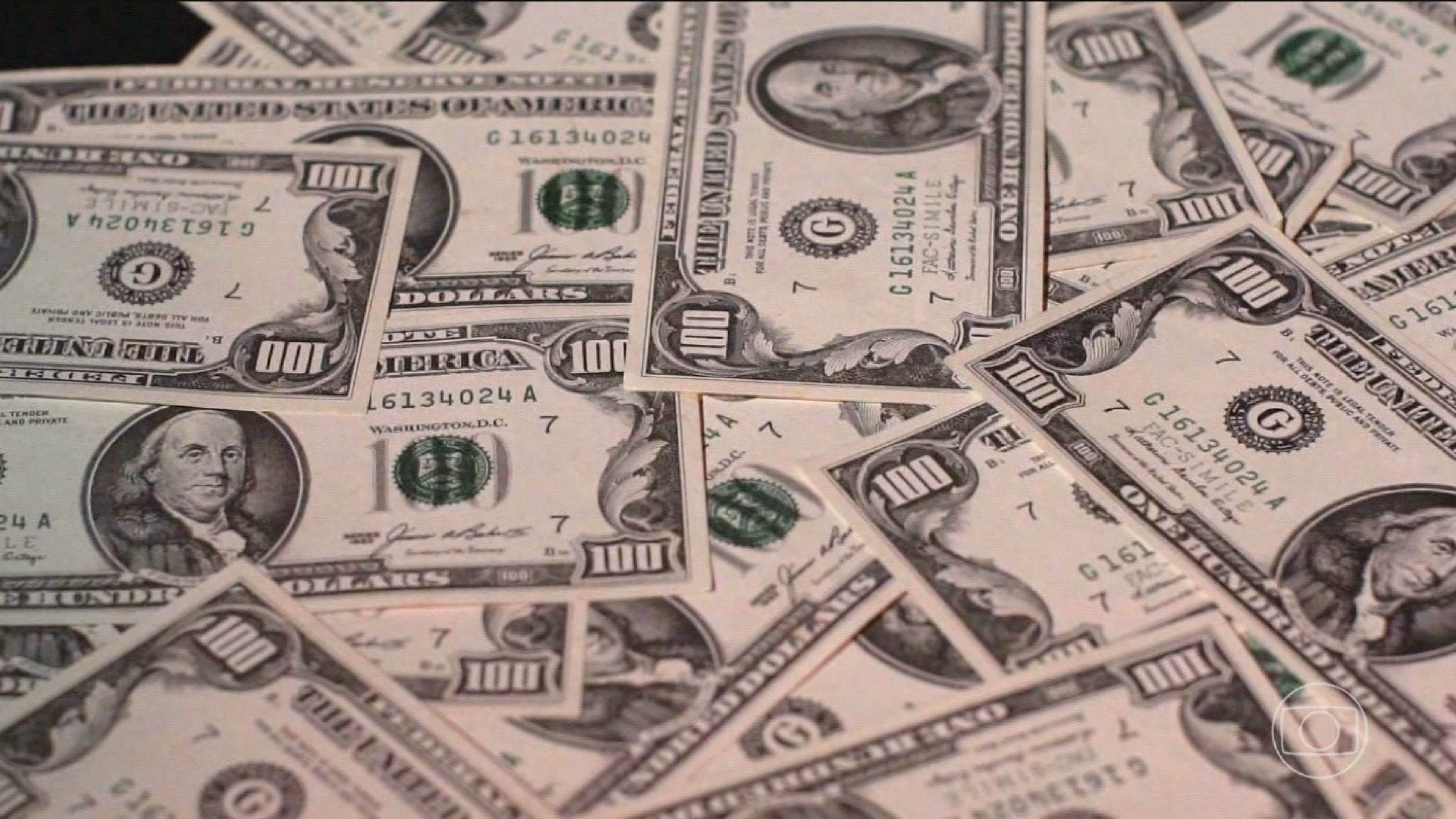 Dólar atinge R$ 5,24 após feriado e ajustes econômicos nos EUA e Brasil