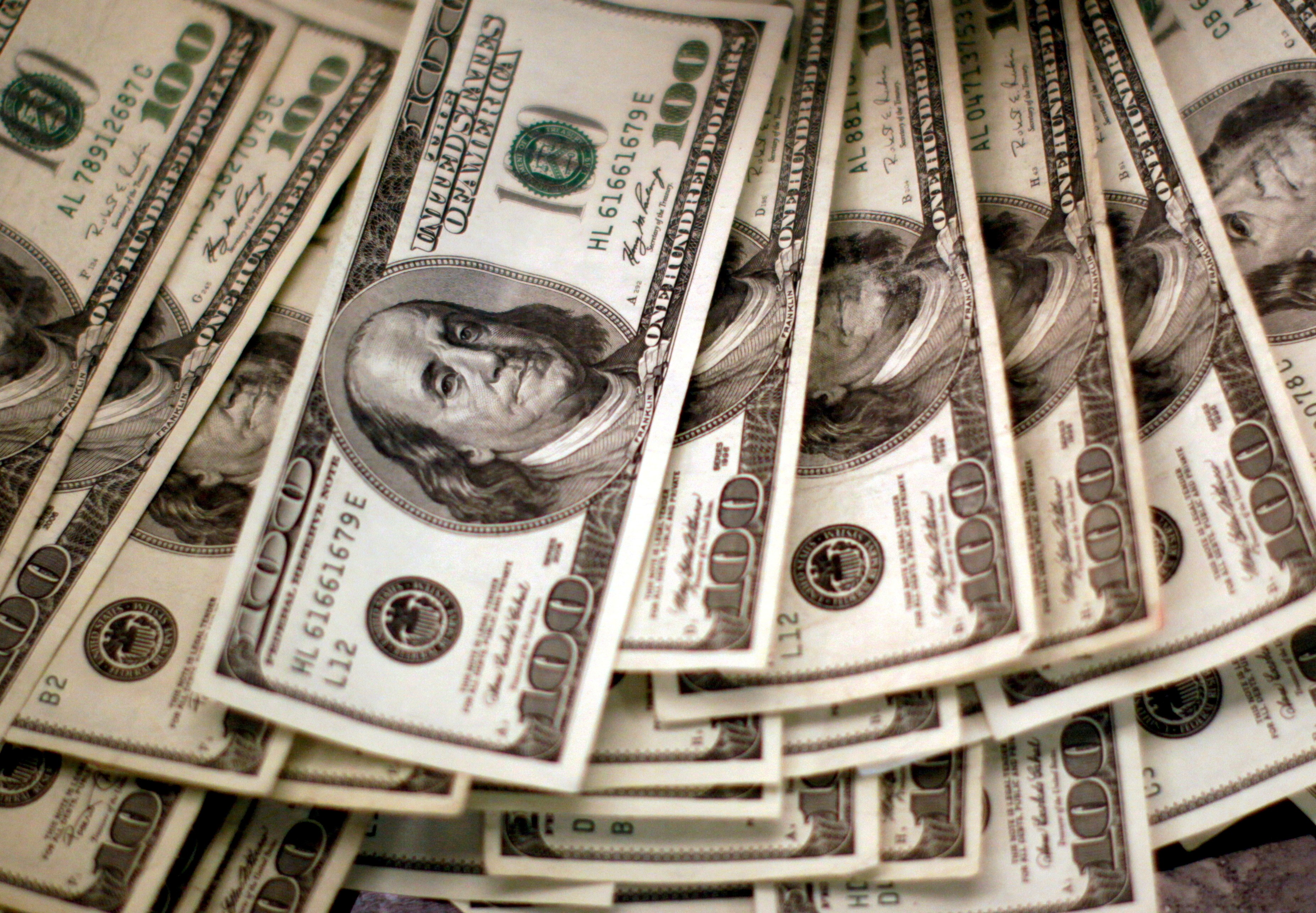 Dólar incha após ataques americanos no Irã: entenda as implicações