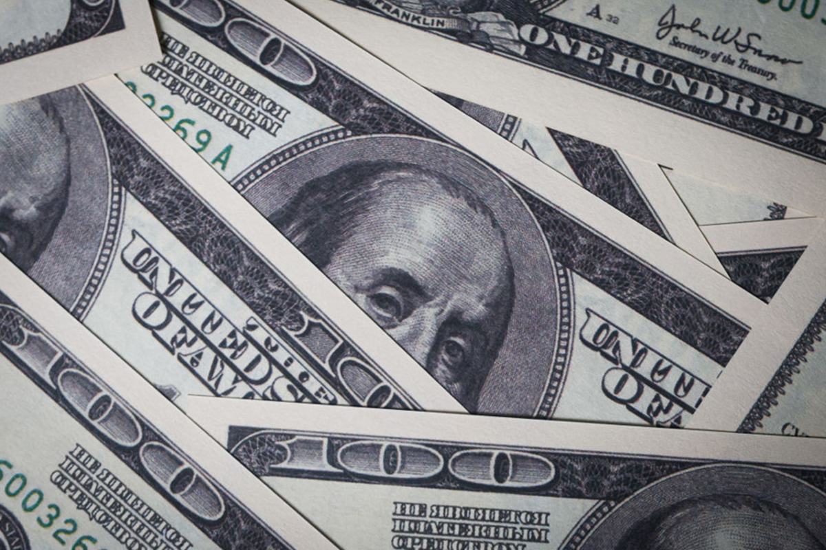 Dólar opera estável e Bolsa recua com mercado atento a emprego nos EUA