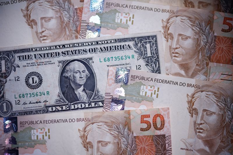 Dólar ronda estabilidade na abertura com IPCA e à espera de Haddad
