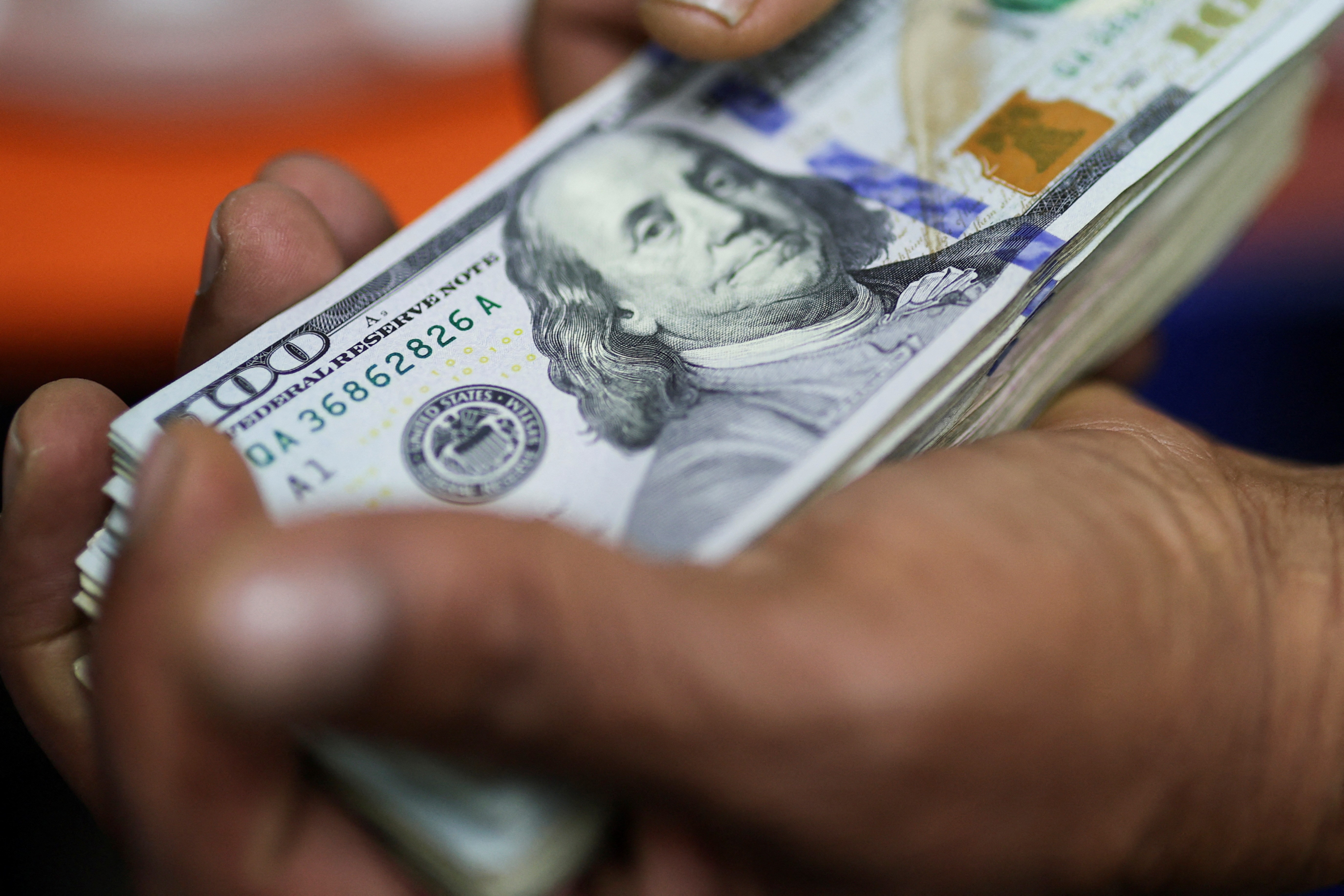 Dólar sobe e fecha em R$ 5,57, de olho em cenário internacional; bolsa cai