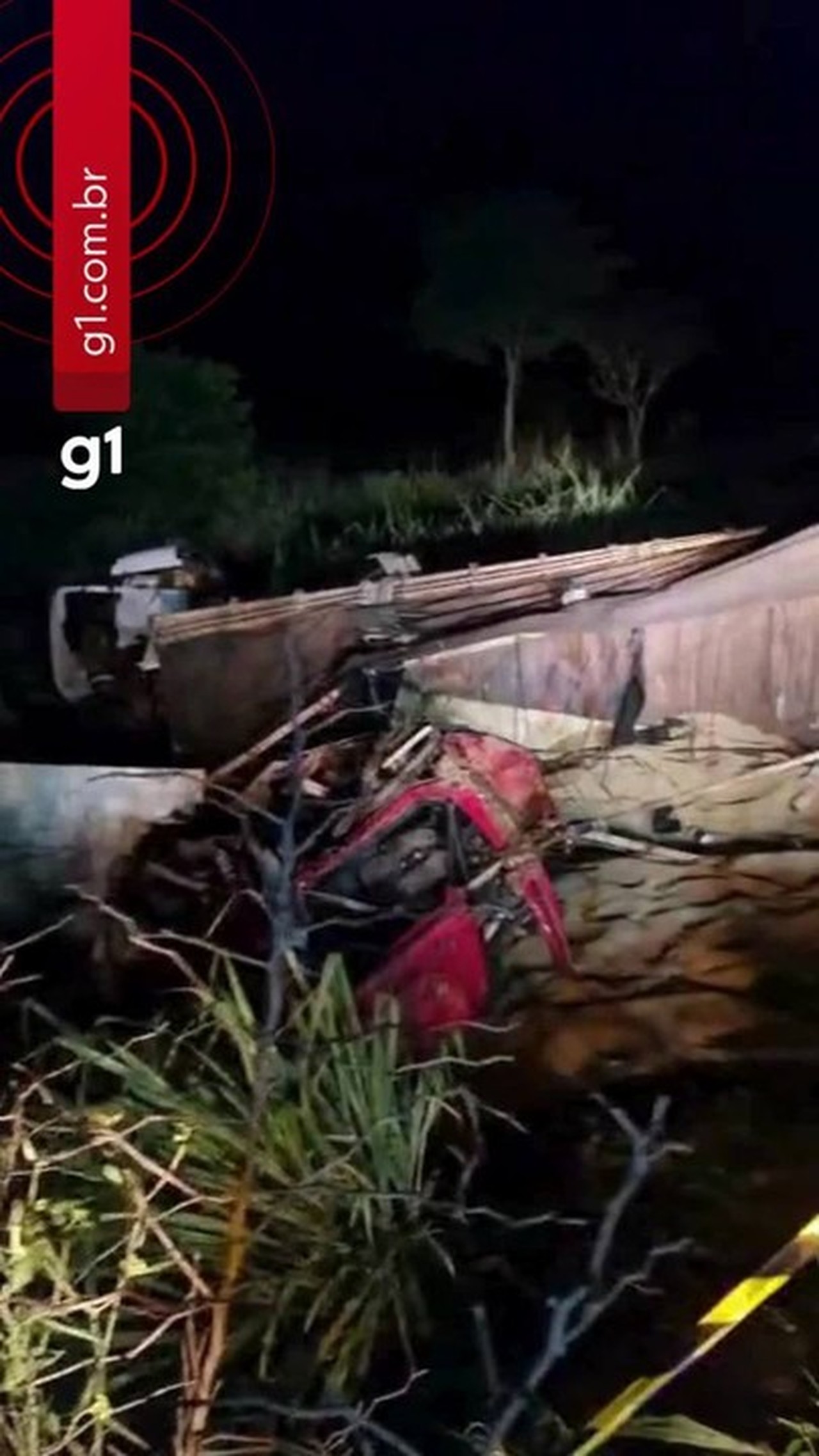 Duas pessoas morrem após batida entre carretas na BR-364 em MT