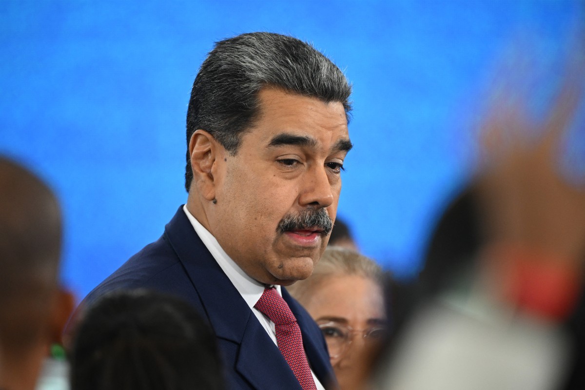 É #FAKE que foto mostre Maduro sendo escoltado por agentes dos EUA após captura; imagem fo