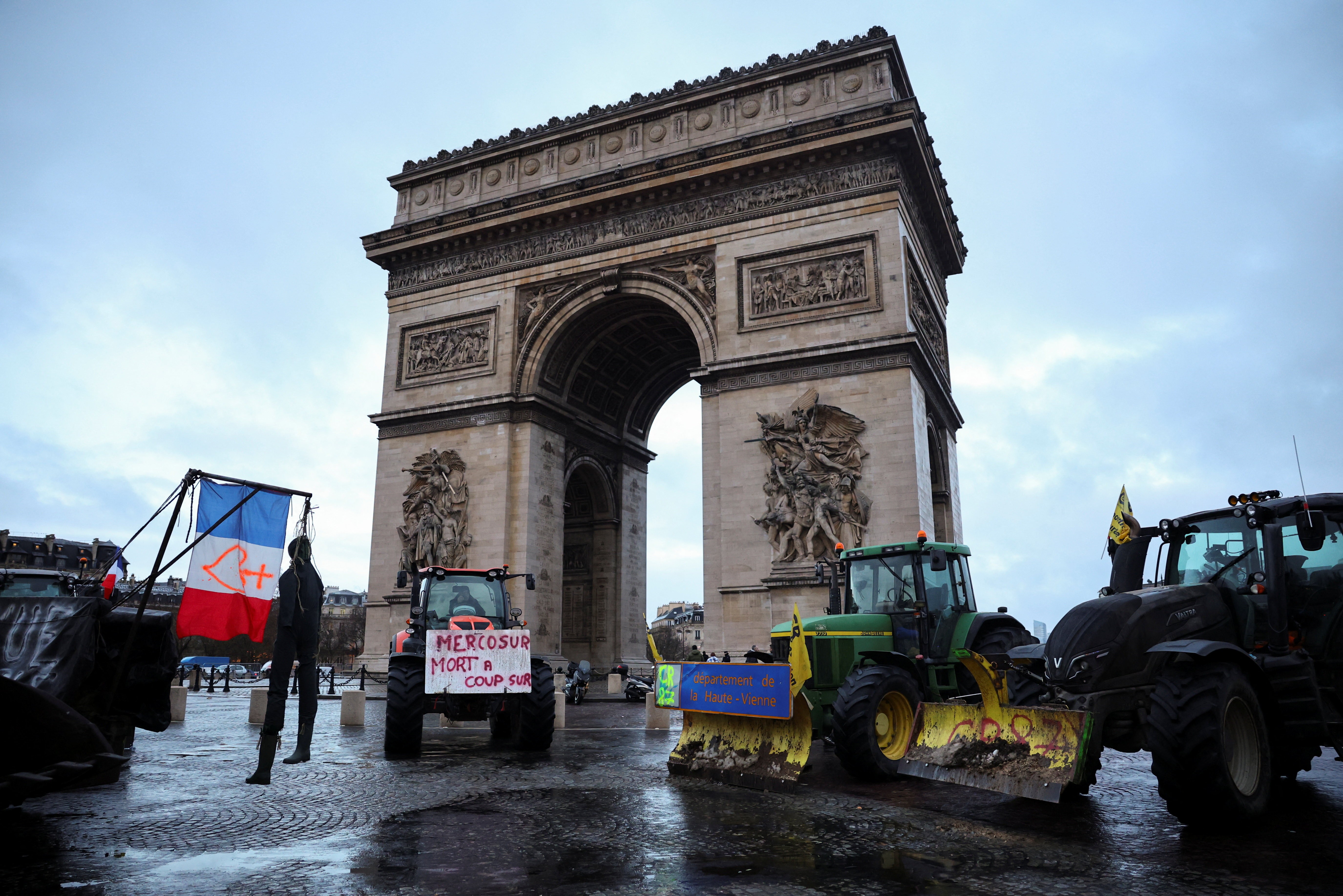 É #FAKE vídeo de caminhões e tratores bloqueando via em Paris durante 'paralisação' de agr