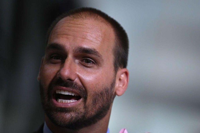 Eduardo Bolsonaro reage à PF e diz não ter condições de voltar ao Brasil