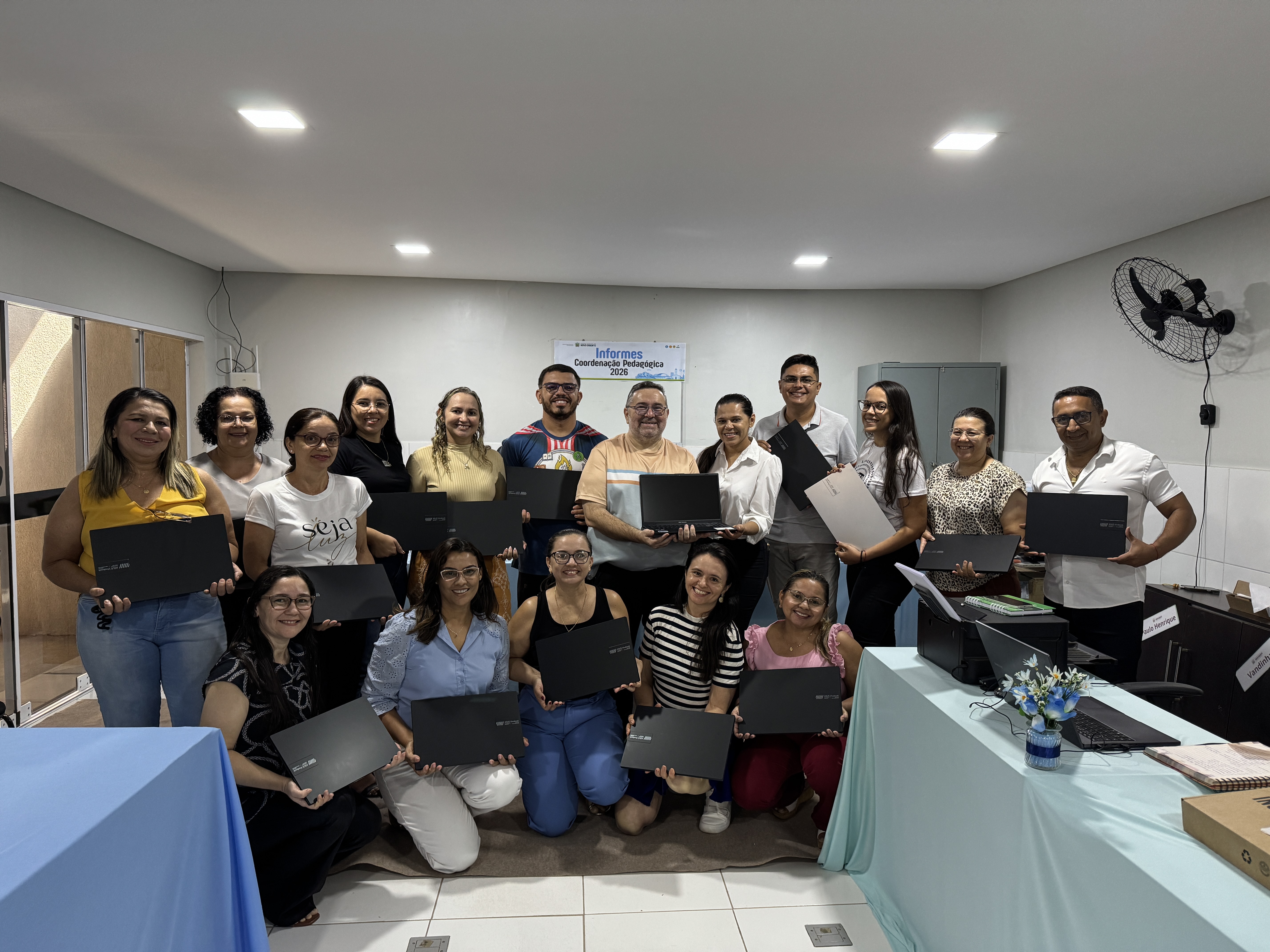 Educação de Qualidade: Novo Oriente Entrega Notebooks para Coordenadores