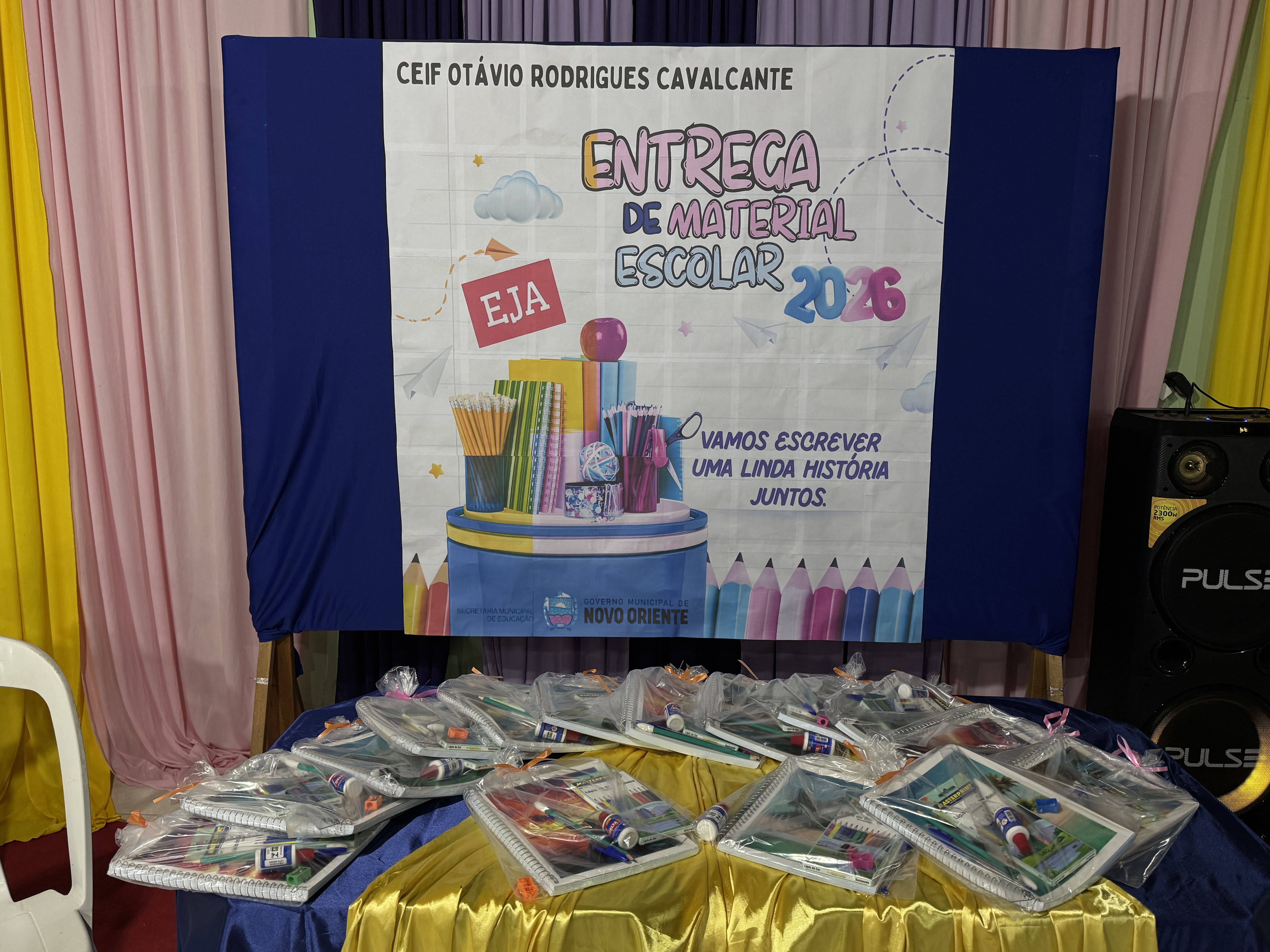 EJA em Novo Oriente: Governo entrega material escolar para turmas