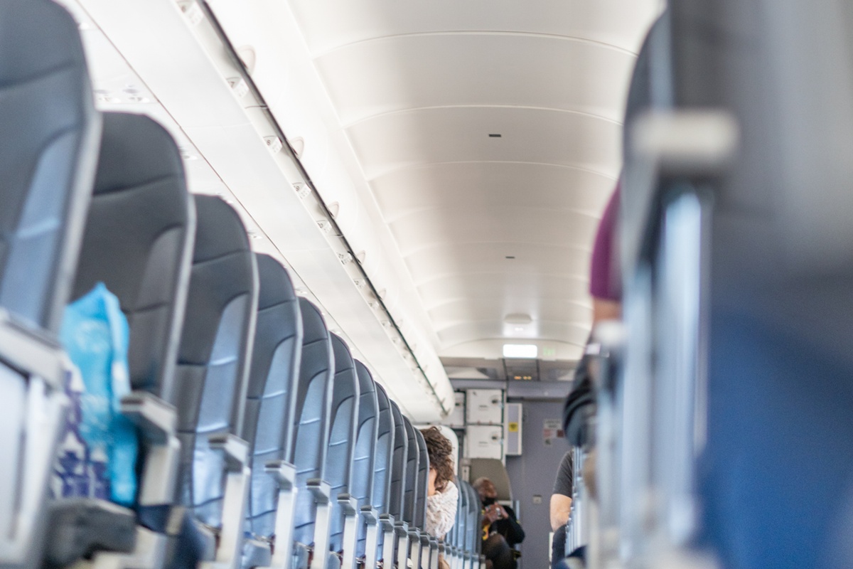 Engenheiros testam "assento em pé" para aviões; veja o novo modelo