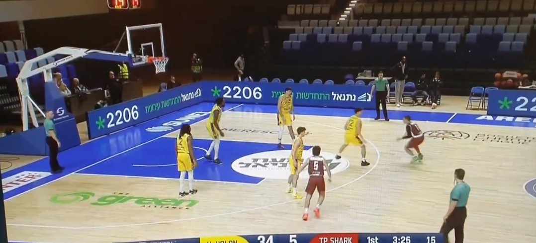 Equipe de basquete fica com um jogador em quadra e jogo da Liga dos Campeões termina em mi