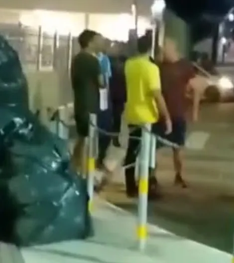 Escândalo em Fortaleza: Deputado André Fernandes Autuado por Despejar Lixo em Frente ao Paço Municipal