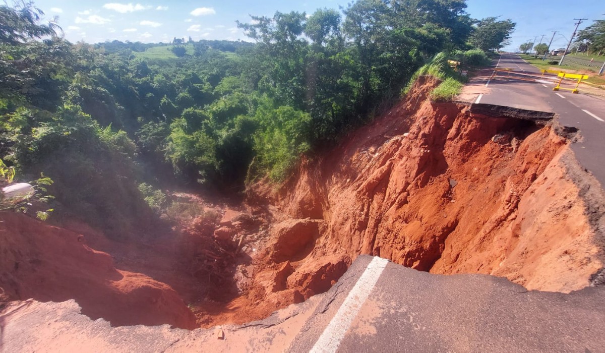 Estrada vicinal que abriu cratera tinha rachadura e instabilidade semanas ant...
