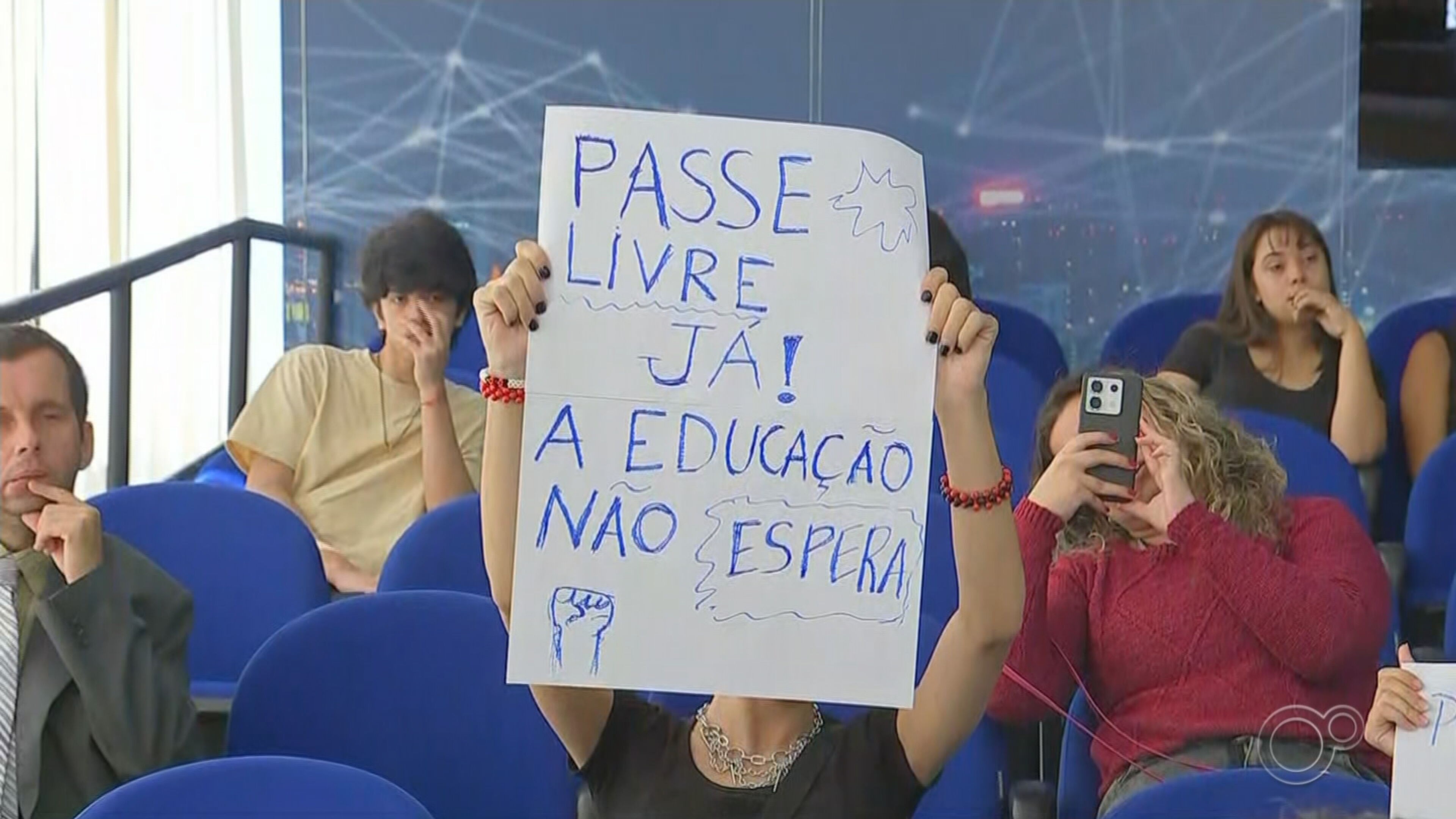 Estudantes protestam contra reajuste e retorno da cobrança da passagem estudantil em Soroc