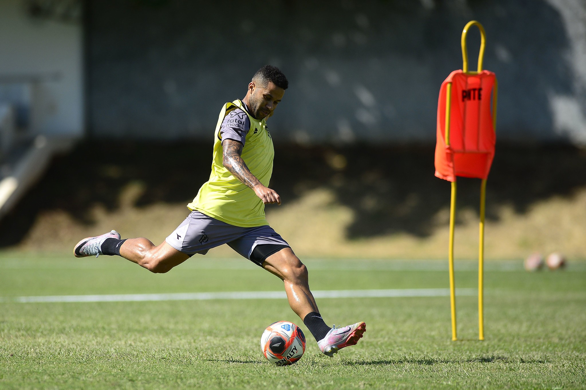 Ex-Palmeiras e Santos acerta a permanência na Ponte Preta 