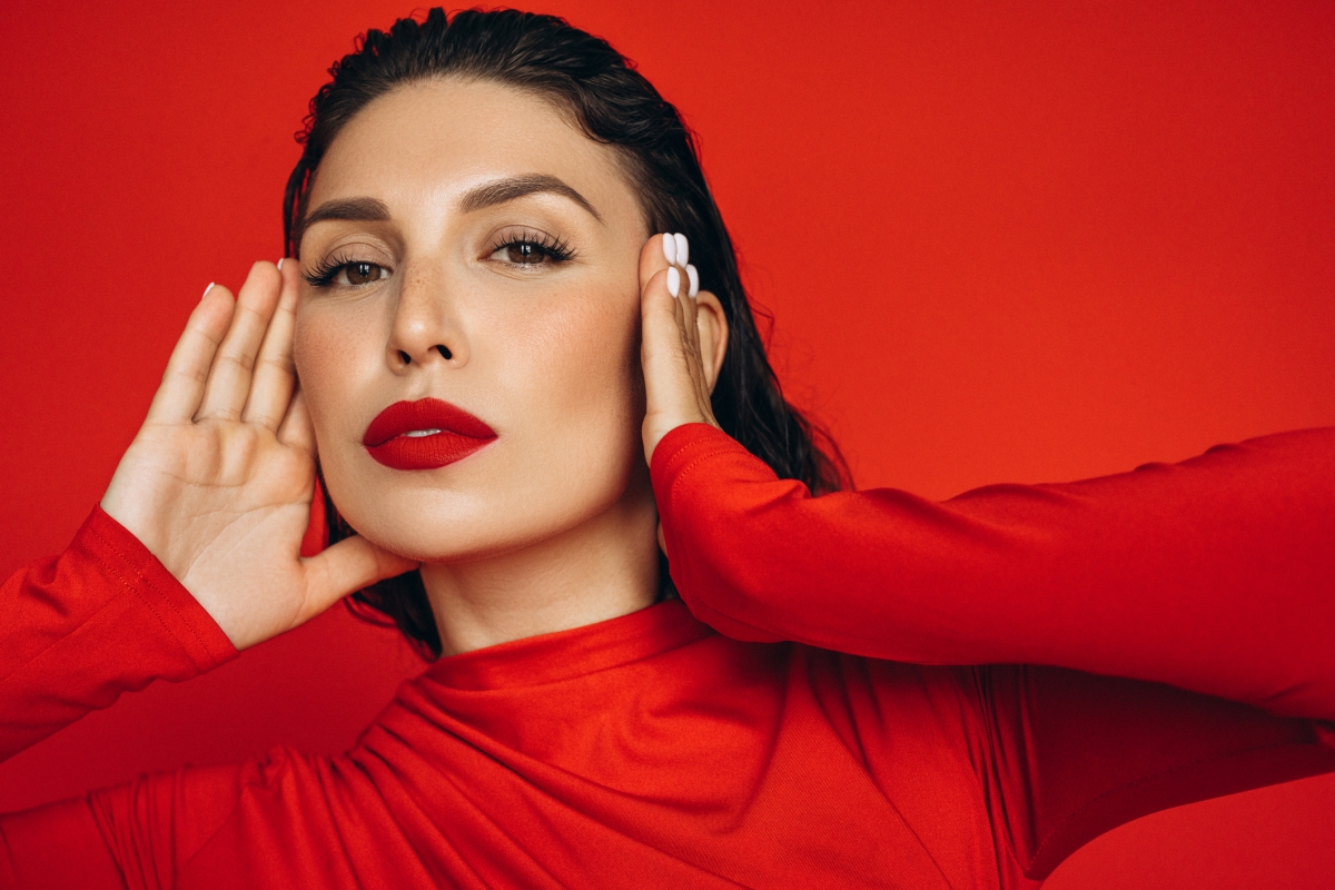 Existe uma ordem certa para aplicar maquiagem? Especialista explica