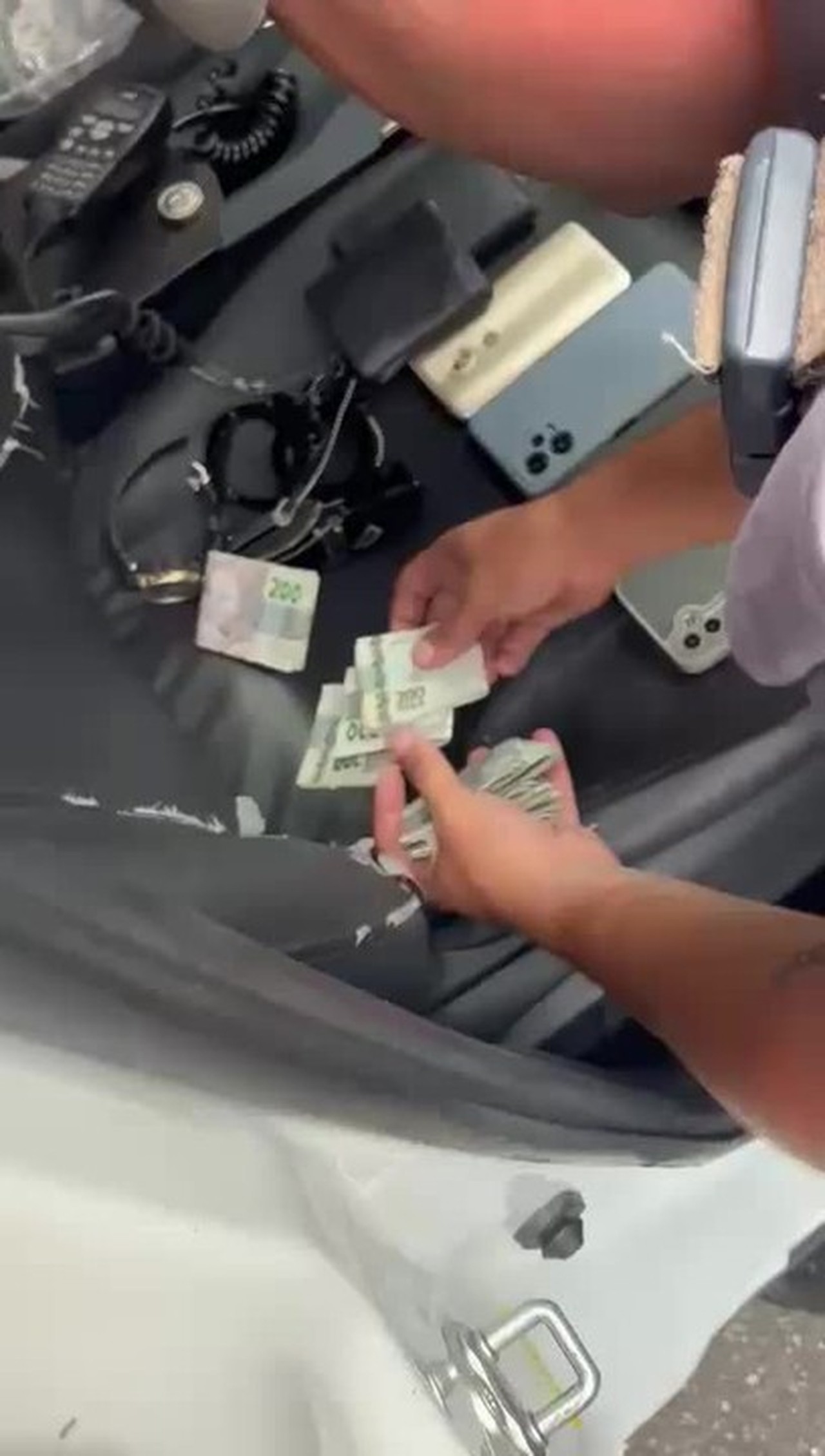 Falsos policiais civis são presos suspeitos de extorquirem comerciantes no Centro de SP