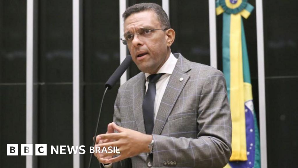 Família Bolsonaro é responsável pela 'quadrilha' no Rio, afirma deputado