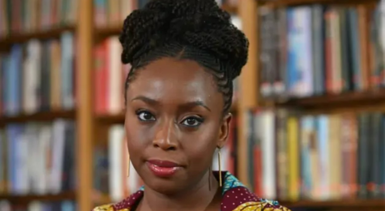 Família da escritora Chimamanda Ngozi acusa hospital de negligência por morte de filho de 
