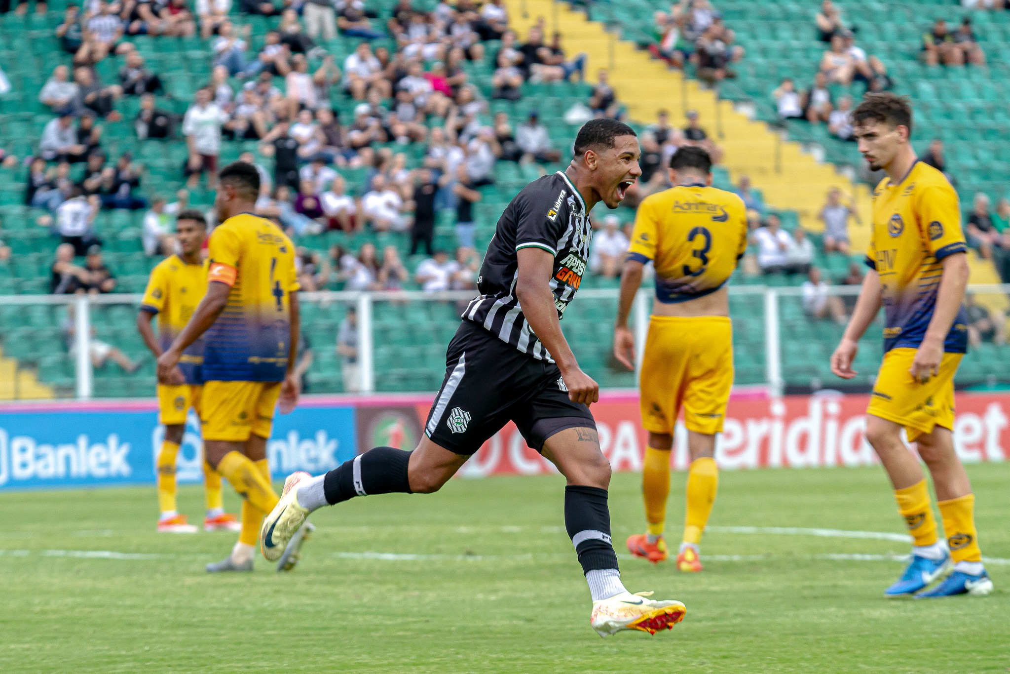 Figueirense vende atacante Kauã Ziegler para o Ceará