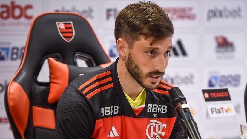 Flamengo oficializa empréstimo de Matías Viña ao River Plate