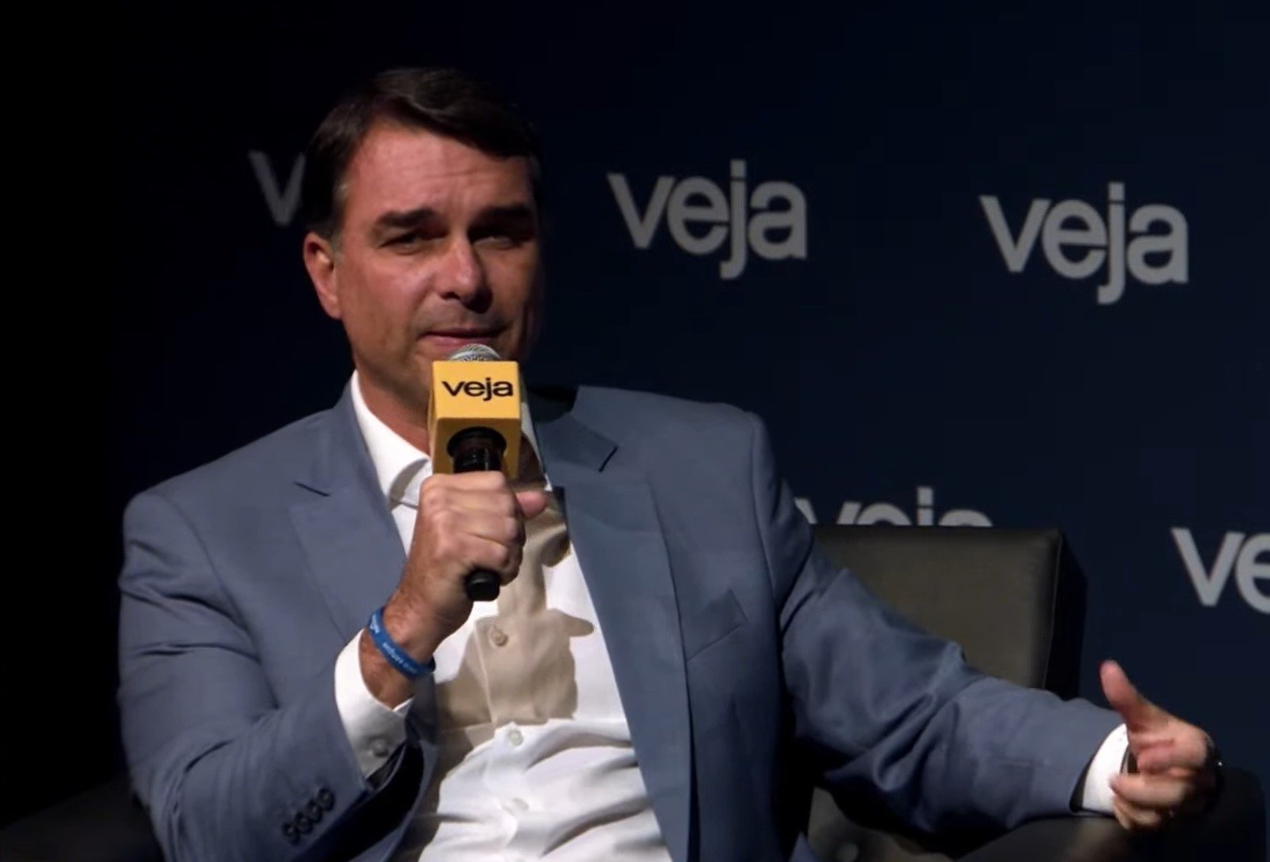 Flávio Bolsonaro Anuncia Parceria com Daniella Marques para Economia e Responsabilidade Social