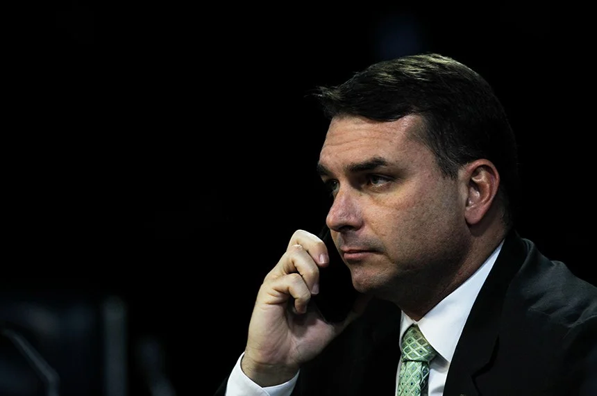 Flávio Bolsonaro e o Falso Discurso de Moderação: O Poder da Manipulação Política
