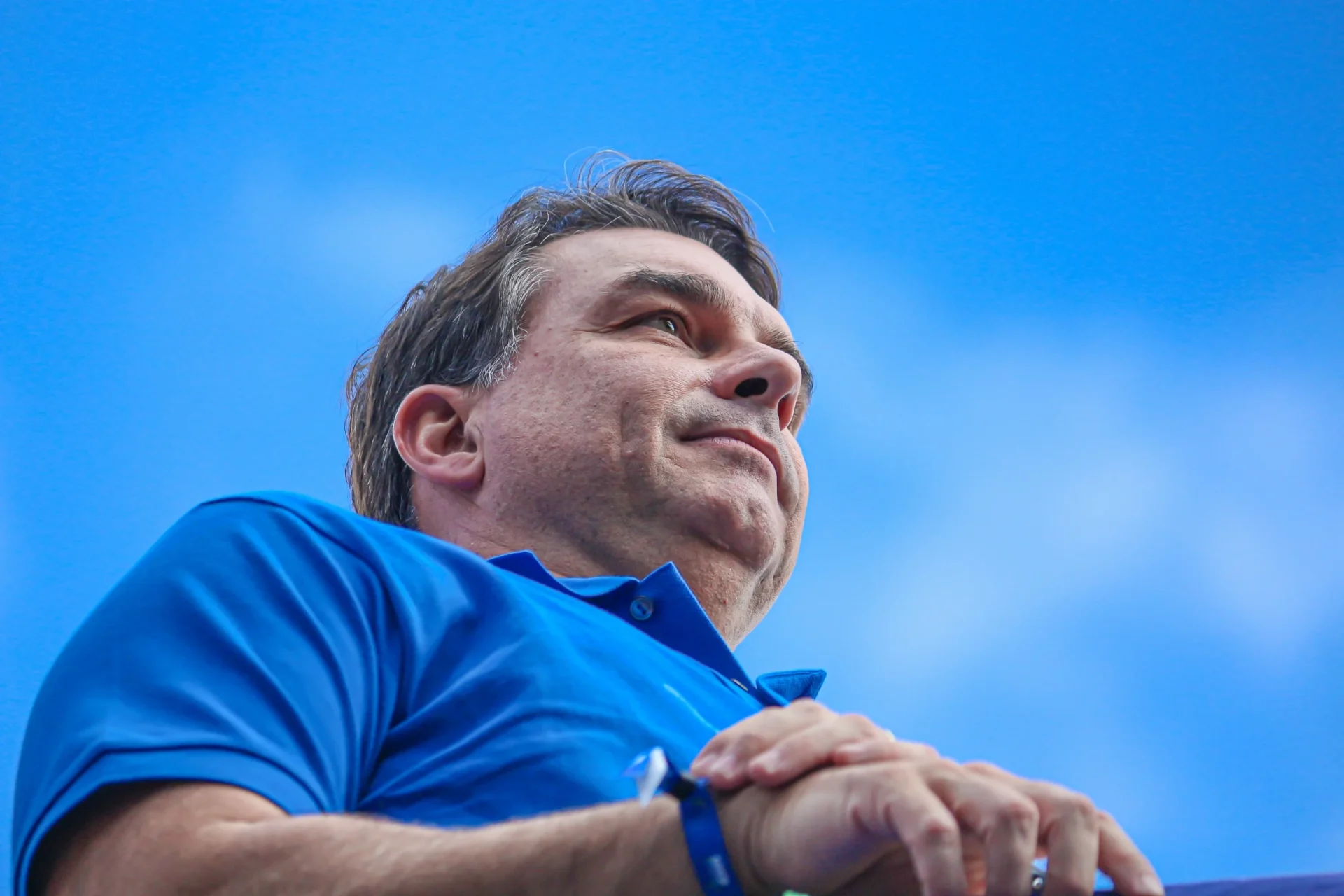 Flávio Bolsonaro enfrenta crise de apoio após escândalos e negociações misteriosas