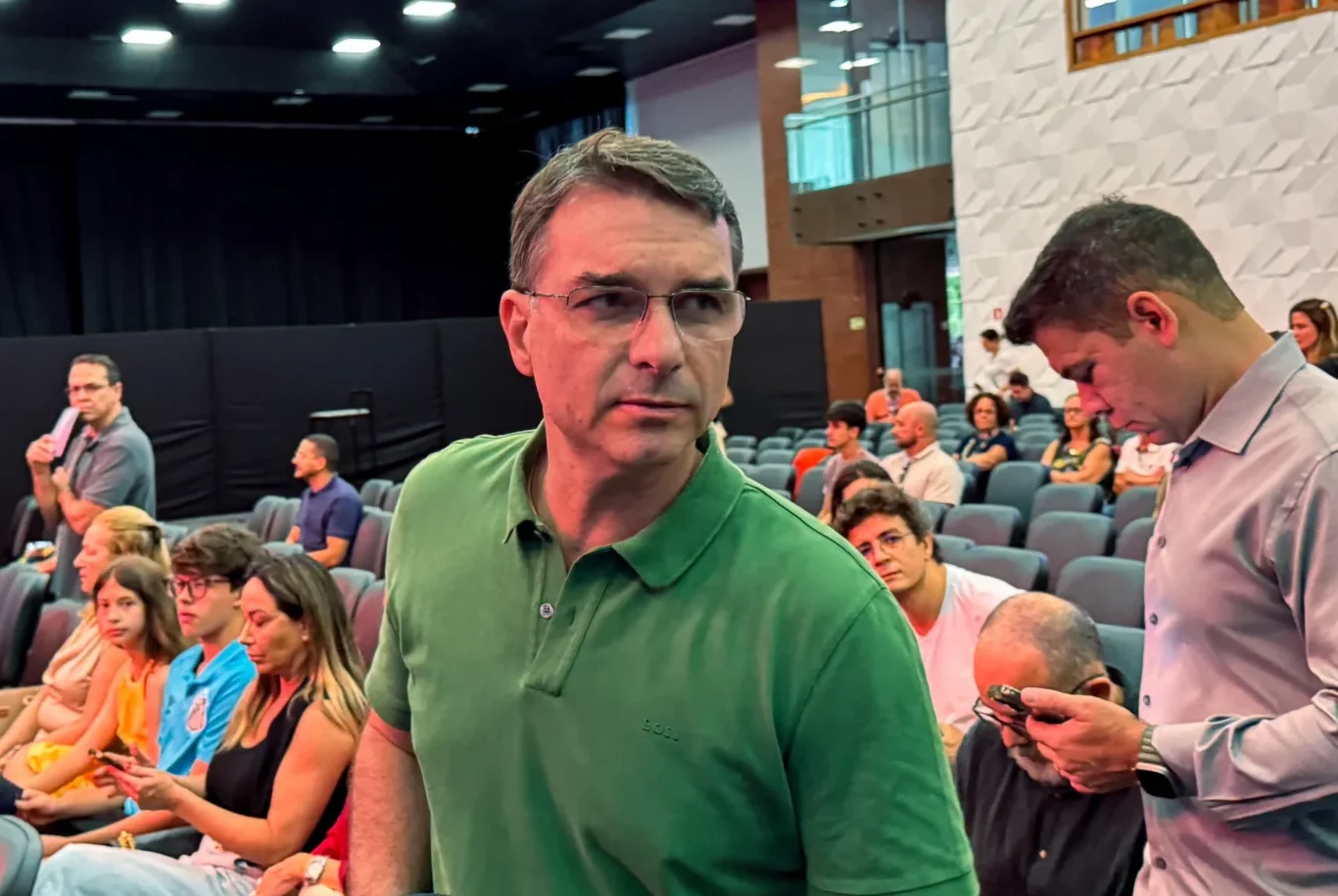 Flávio Bolsonaro vai atrás de ‘recall’ do pai em igrejas evangélicas