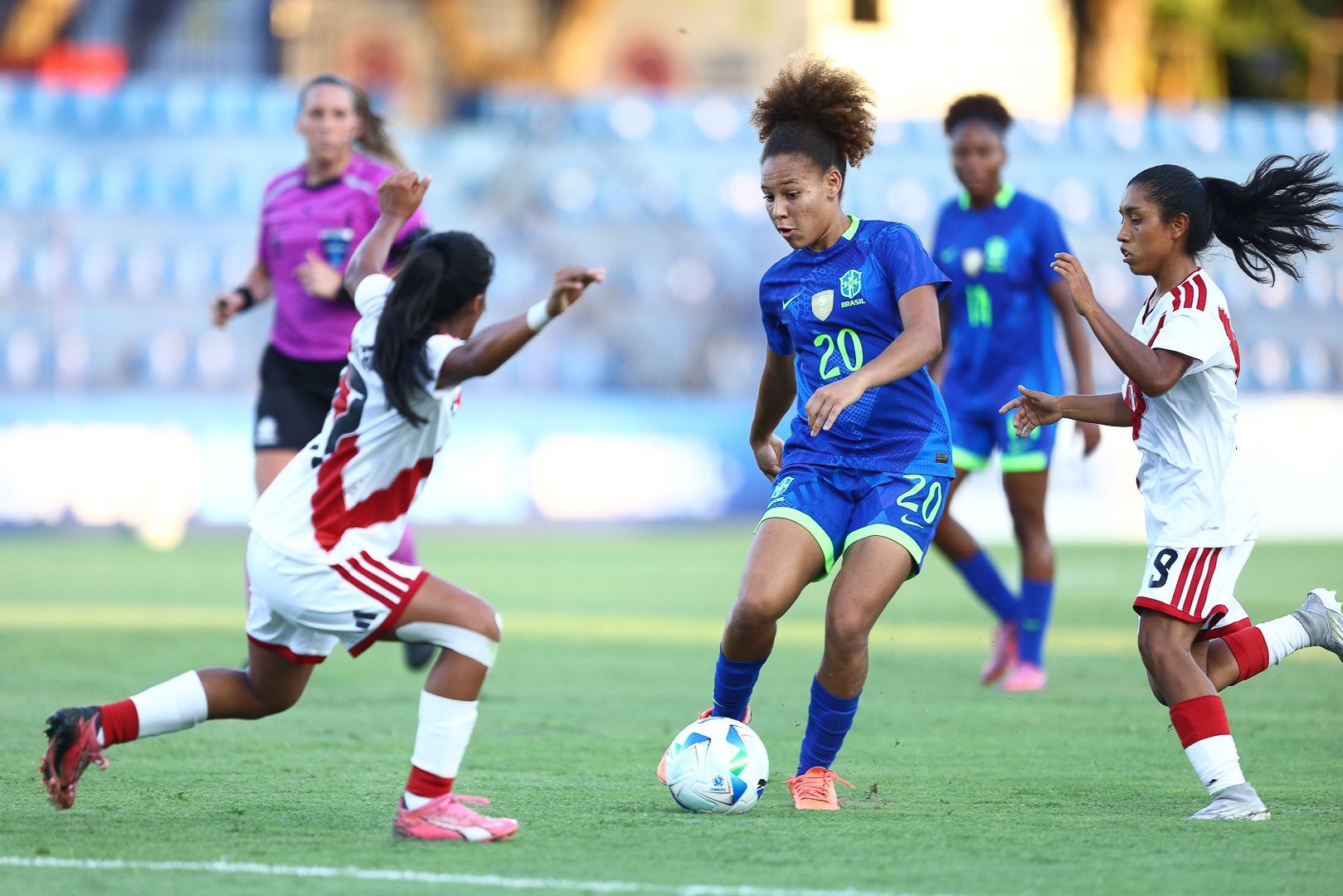 Fluminense Renova Contrato de Adrielly: A Jogadora que Está Dominando o Futebol Feminino