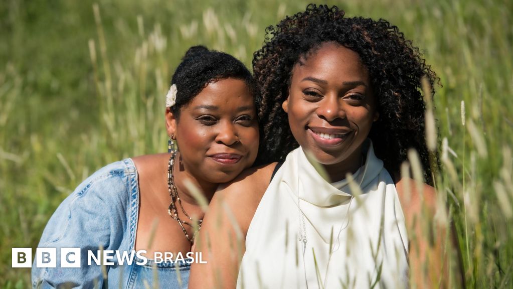 Gêmeas de 49 anos descobrem que são meio-irmãs após teste de DNA
