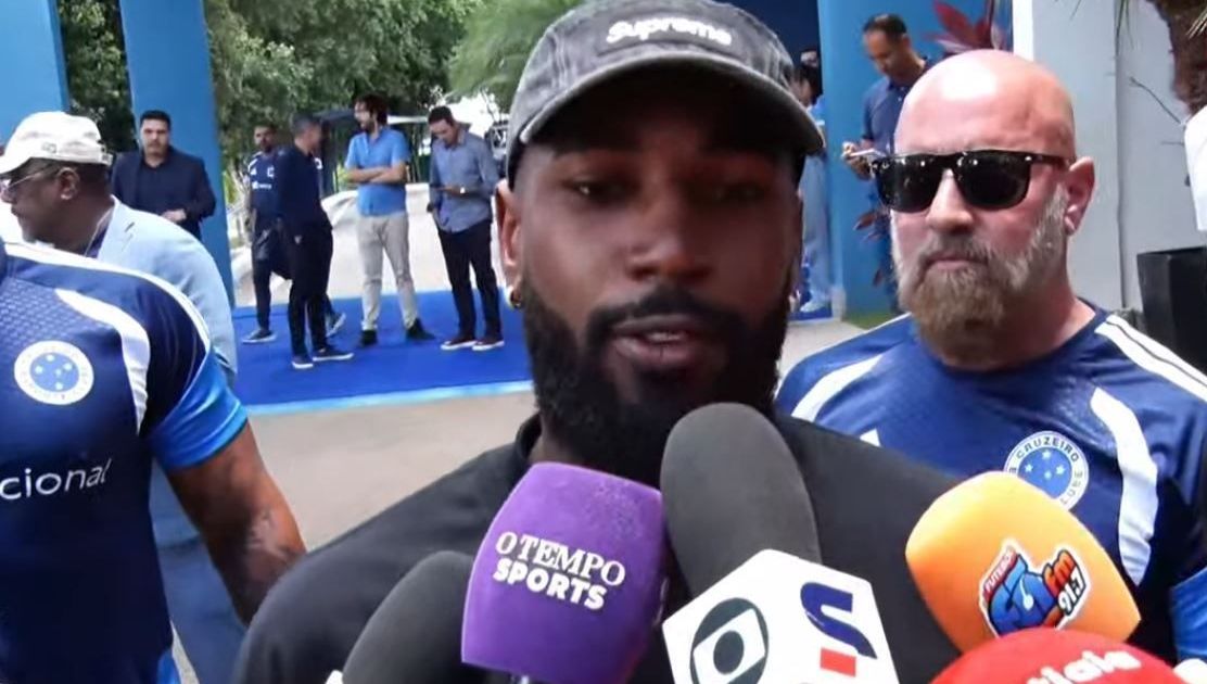 Gerson agradece diretoria do Cruzeiro em chegada ao CT do clube mineiro
