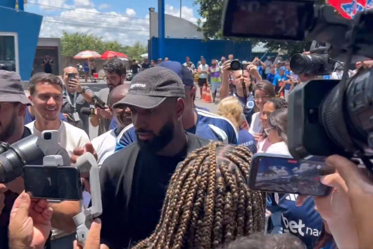 Gerson chega a Belo Horizonte para assinar contrato com Cruzeiro. Veja vídeo