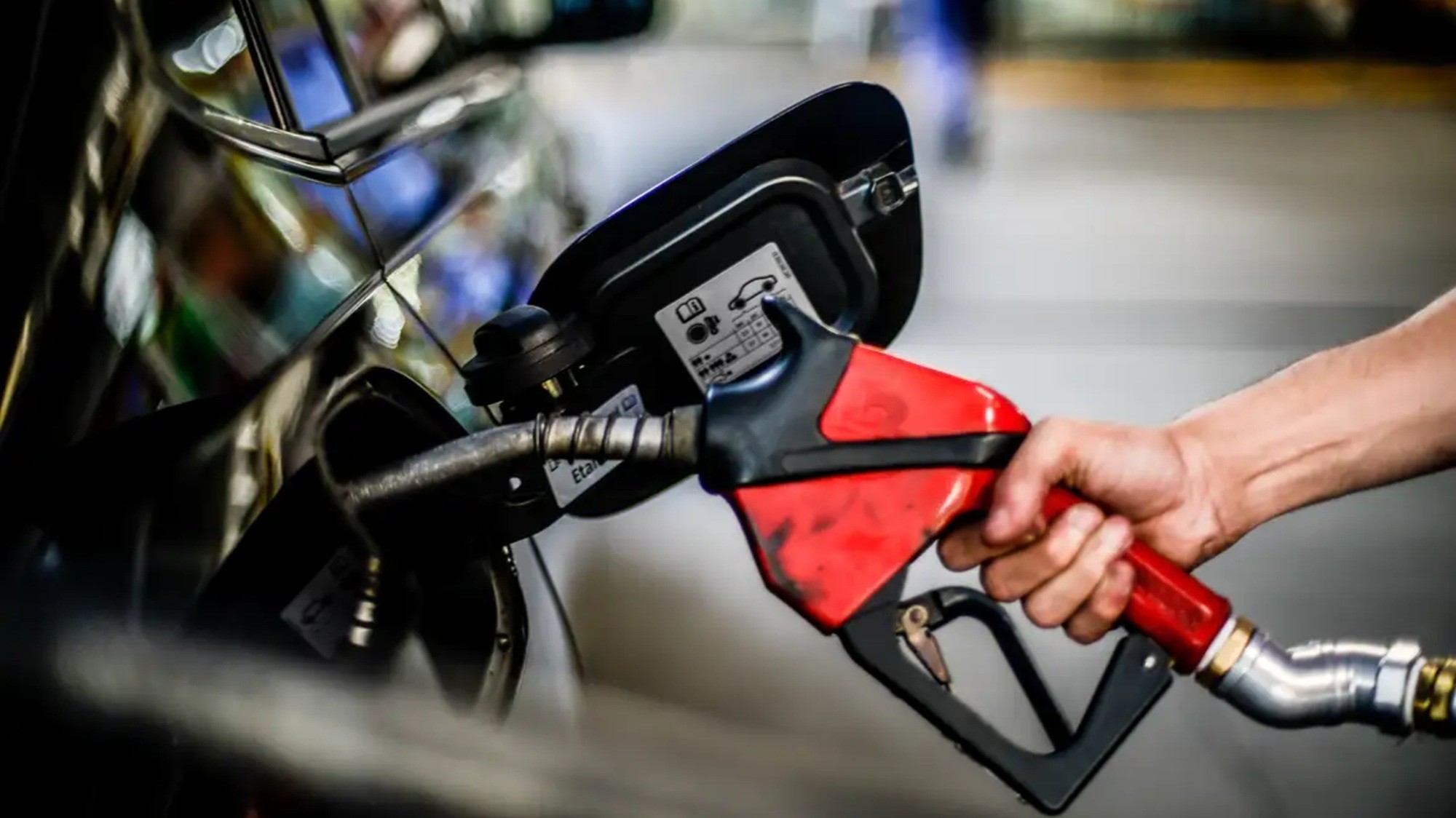 Governo Lança Subsídio de R$ 0,44 por Litro de Gasolina para Contar Alta no Preço